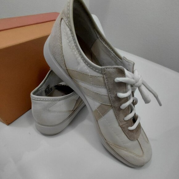 Women's Sneakers by Munro size 8 - Picture 1 of 11